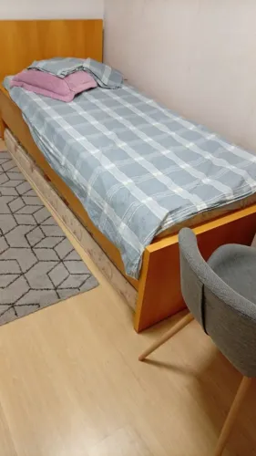 Cama para solteiros: contém colchão e jogo de lençol