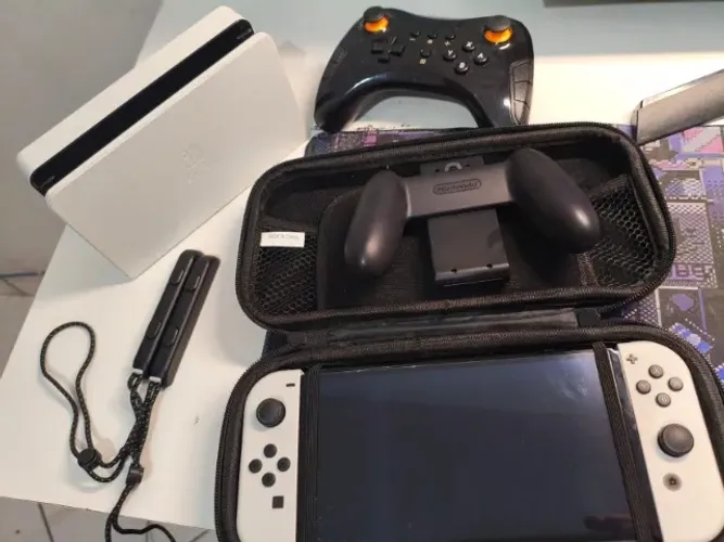 Nintendo Switch OLED Preto 256GB + Pro Controller | Desbloqueado