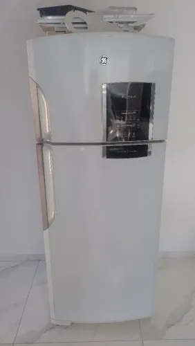 Geladeira com defeito tem que manda arrumar porém não tem podres e nem amassados