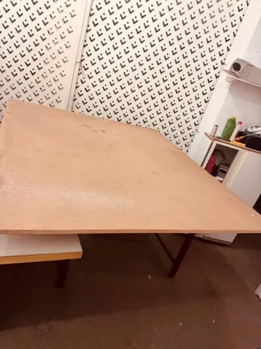 Mesa para corte/ costura com estrutura de metal