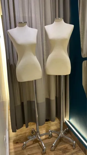 2 manequim femininos com pedestal tamanho 36/38 600 reais cada