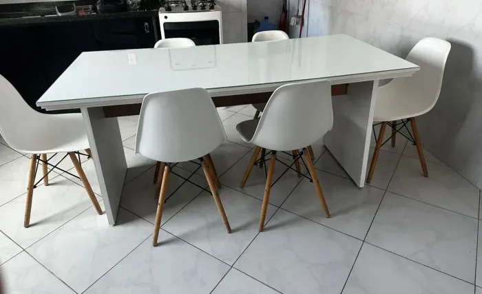 Mesa em MDF com 6 cadeiras