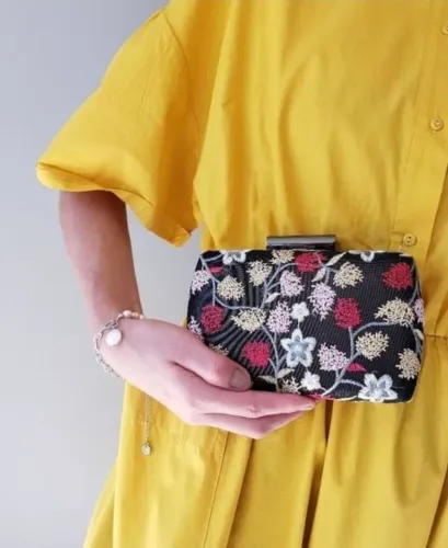 Bolsa clutch com estampas bordadas nova