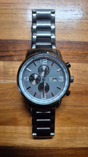 Relógio Tommy Hilfiger cinza com pulseira de aço 