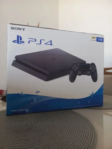 PlayStation 4 slim 1 TB na caixa 