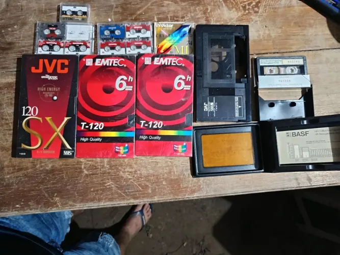 Três fitas vhs virgem lacrada emite e jvc
