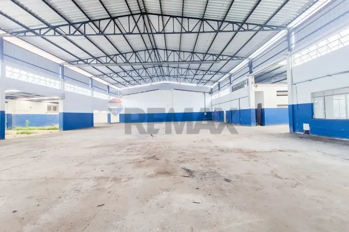 Galpão com 1300m2 e pé direito de 8m para locação no Distrito Industrial