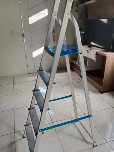 Vendi escada de alumínio marca mor.