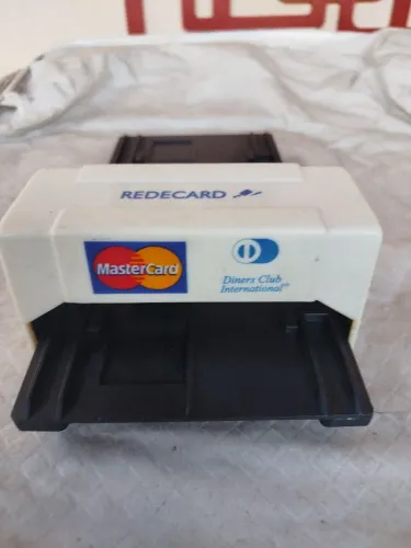 Máquina antiga de passar cartão de crédito