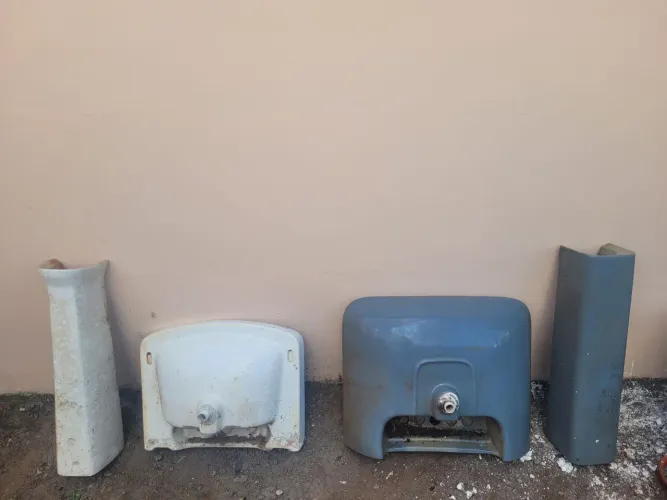 2 pias de banheiro em bom estado