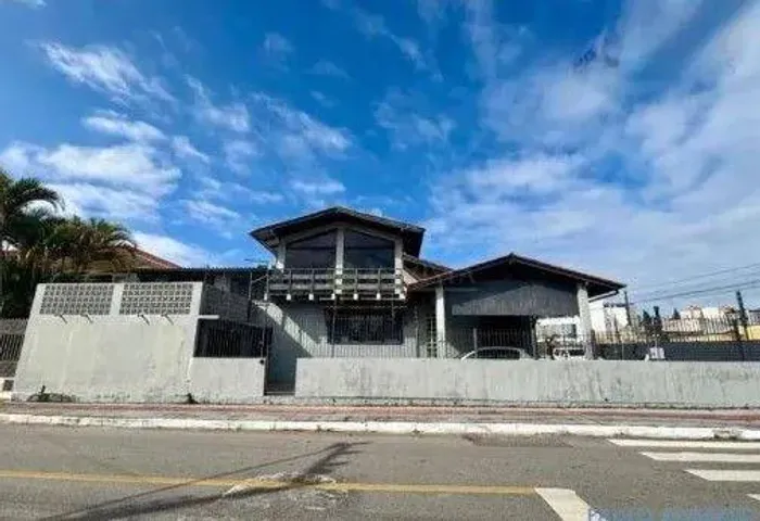 Casa com 4 quartos e Churrasqueira no bairro Balneário do Estreito, em Florianópolis/SC.
