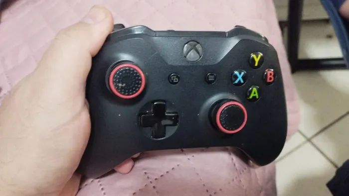 Controle Xbox One, preto, usado.