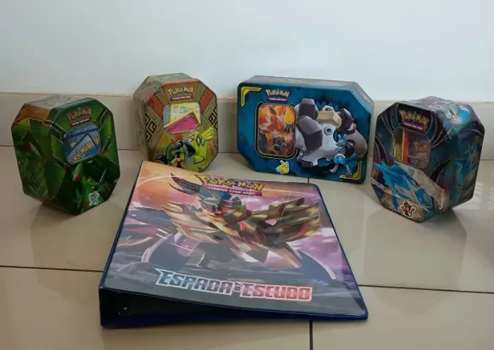 4 latas Pokémon + 1 pasta para guardar cartas