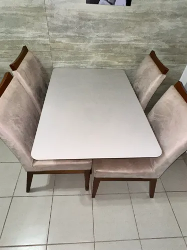 Mesa de jantar - Tampo de vidro - 4 cadeiras estofadas