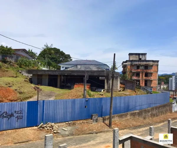 Terreno à Venda no Bairro Bom Retiro - Localização Privilegiada e Excelente Potencial!