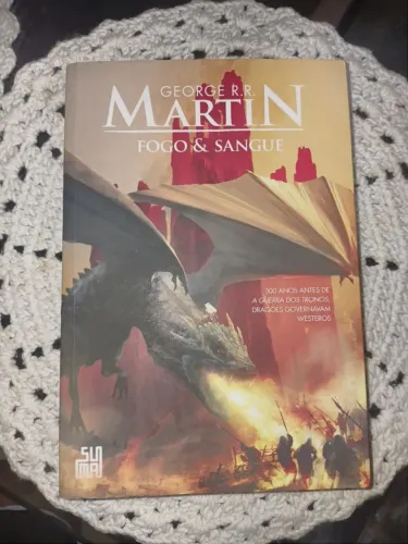 Livro- Fogo e sangue. Crônicas de Gelo e Fogo.