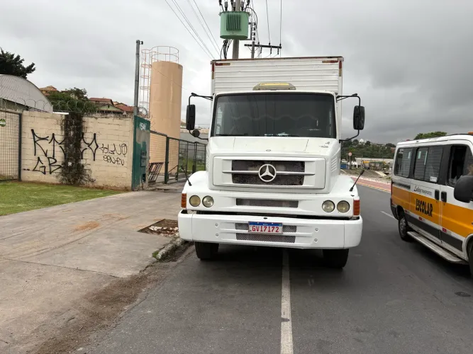 MB 1620 baú com plataforma