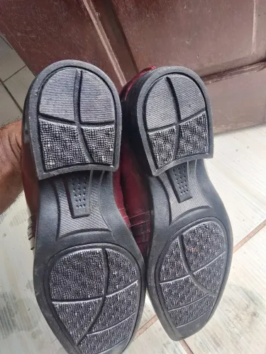 Vendo um sapato social masculino novo.