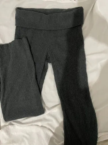 Calça flare cinza chumbo com cós dobrável