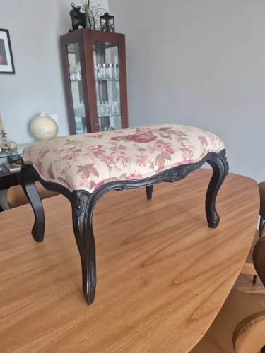 Banqueta Clássica Estilo Luiz XV / Provençal - Madeira Nobre e Detalhes Entalhados
