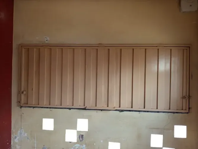 VENDO PORTA METÁLICA EM OTIMO ESTADO
