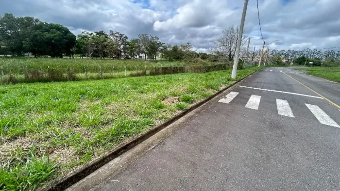 TERRENO EM CONDOMÍNIO DE ALTO PADRÃO 