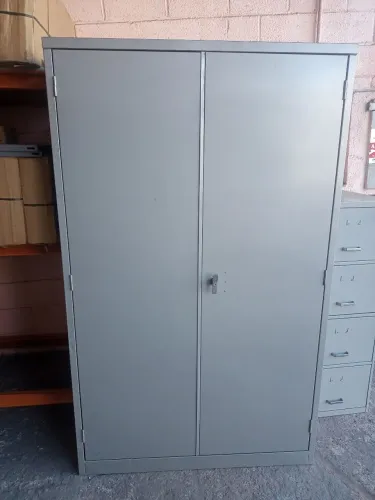 Armário em aço com 02 portas 2.00 x 1.20 x 0.50 chapa pesada com maçaneta com chave. 