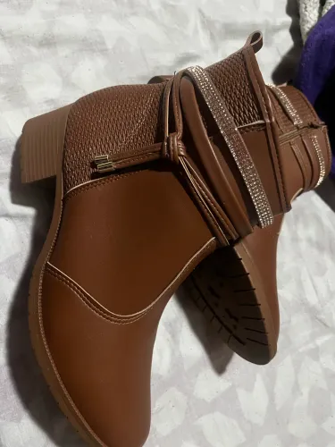 Tênis e bota