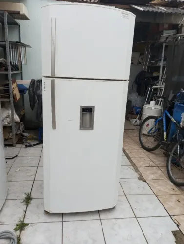 Geladeira Bosch KDN44 127v, água na porta, usada com marcas de uso