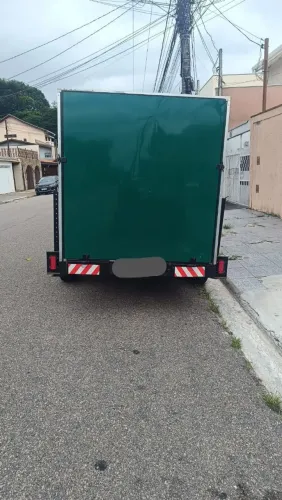 Carreta baú fechada, com rampa reforçada