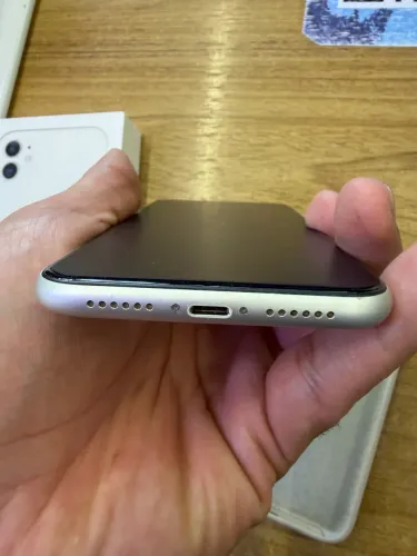 iPhone 11 64gb branco.