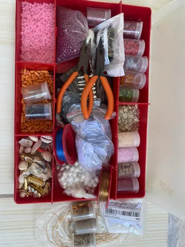 Kit de fazer bijuterias e também algumas bijuterias já feitas 