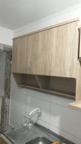 Cozinha: torre quente, aéreo 3 portas, armário basculante, nicho microondas e painel tv