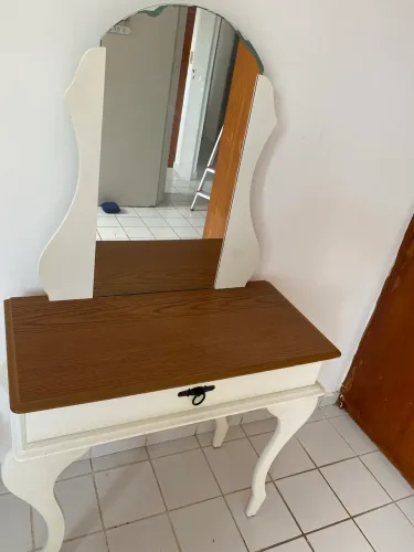 Penteadeira estilo retrô com espelho, similar ao modelo Duda