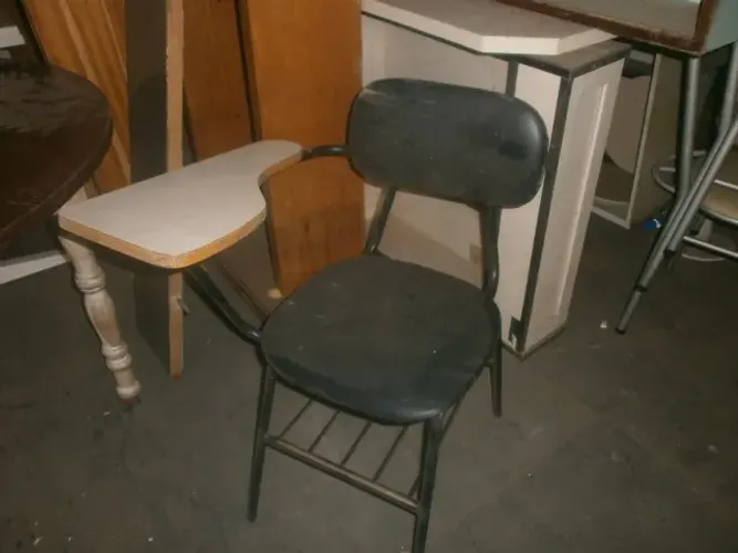 cadeira universitária - com mesa no braço de encosto