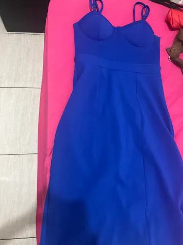 Vestido azul colado no corpo, com decote na frente