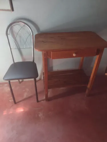 Vendo mesa e cadeira