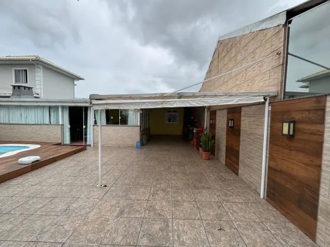 Casa Com Piscina e 3 Dormitórios