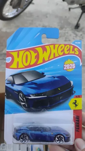 Hot Wheels Ferrari 12 cilidre