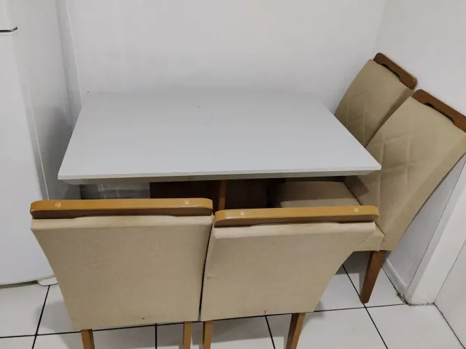 Mesa com 4 cadeiras usada