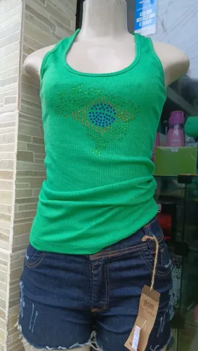 Camisa do Brasil 20 reais / short jeans 30 reais 