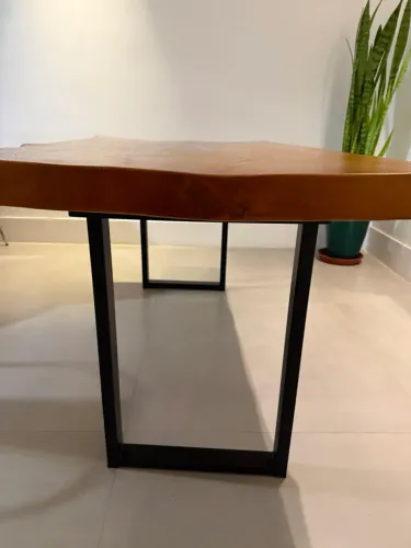 Mesa de madeira rústica (pequiá)