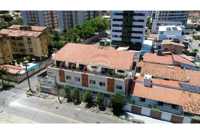 Prédio comercial de esquina com 6 lojas e unidades residenciais Capim Macio