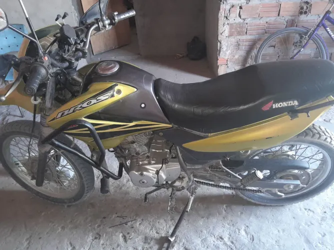 Vendo Bros 125 ano dois mil e três 
