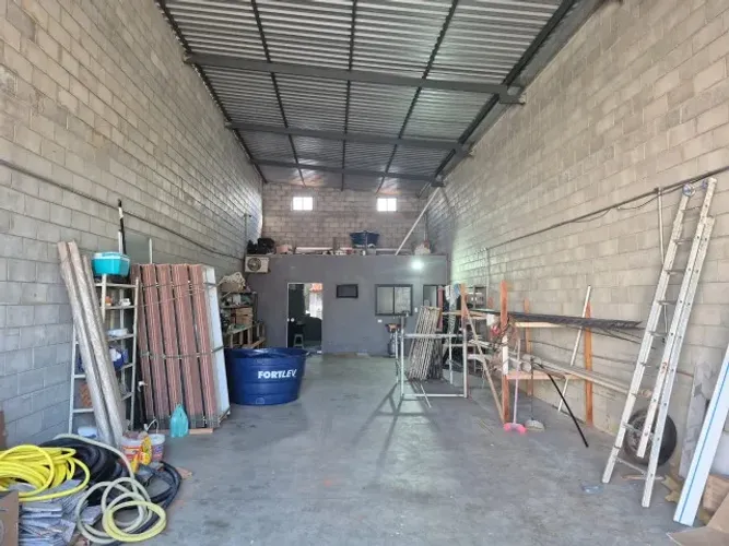 Barracão c/ escritório, cozinha e wc. Ótimo p/ oficina mecânica. Jd. São Guilherme. Troca.