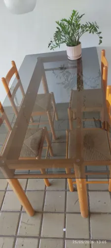 Conjunto mesa de Madeira e Vidro e Cadeiras