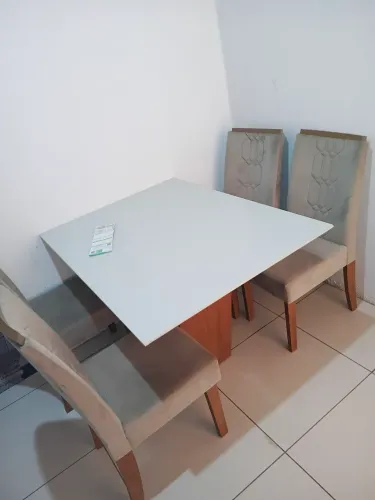 Vendo mesa muito boa, pouco uso, comprei ela em dezembro por 1600, *