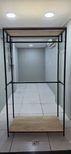 Arara de roupa com prateleiras