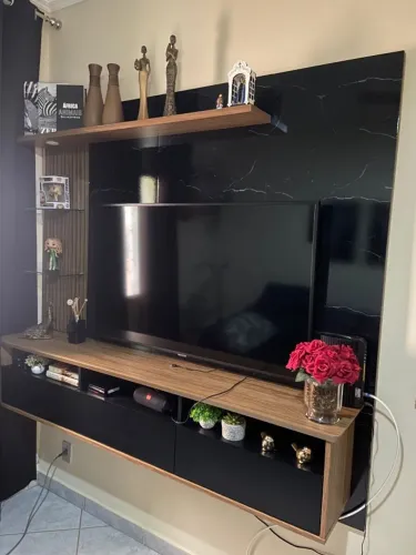 Painel para tv até 60? 3 portas cor preto/canela