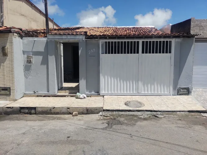 Casa , duas salas amplas.
